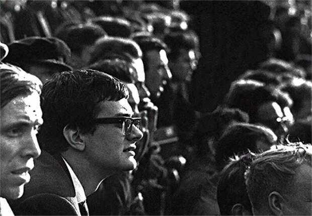 Никита Михалков смотрит футбол, 1965 год Раневская, актёры, архив, звёзды, кино, миронов, мосфильм, никулин, тихонов