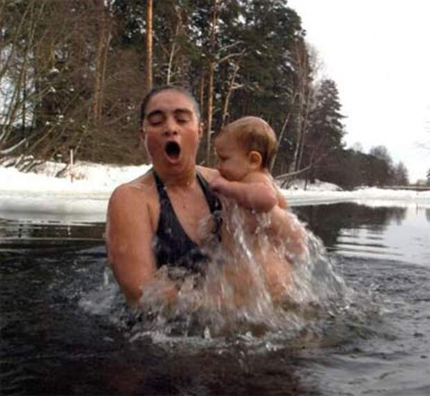 С новорожденным в воде