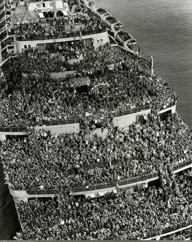 Британский лайнер "Куин Элизабет" с демобилизованными американскими военнослужащими входит в гавань Нью-Йорка, 1945 год