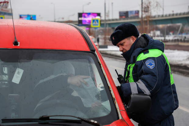 Пытавшиеся подкупить гаишника в Москве иностранцы попали на видео