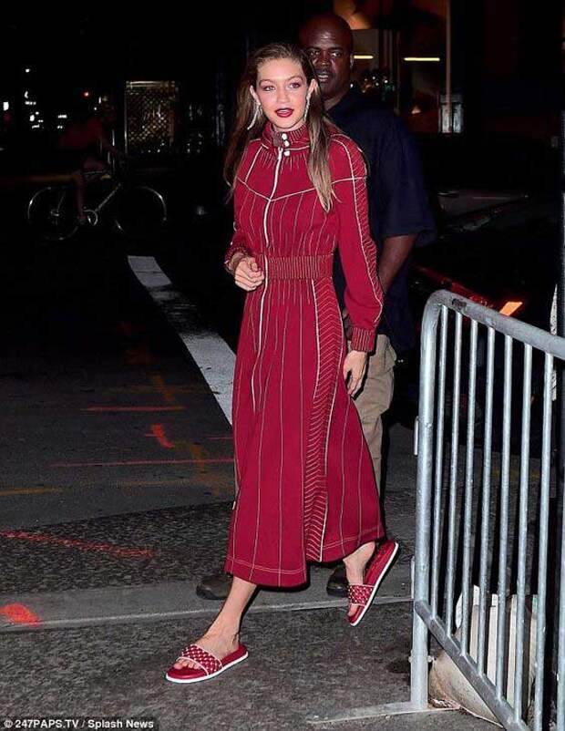 Джиджи Хадид в платье миди-красное