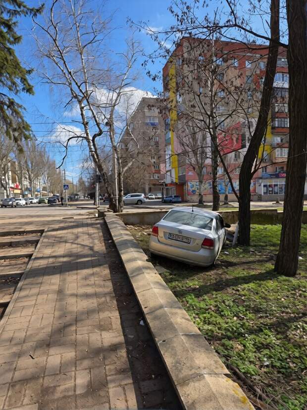 Брошенный автомобиль после ДТП в парке им