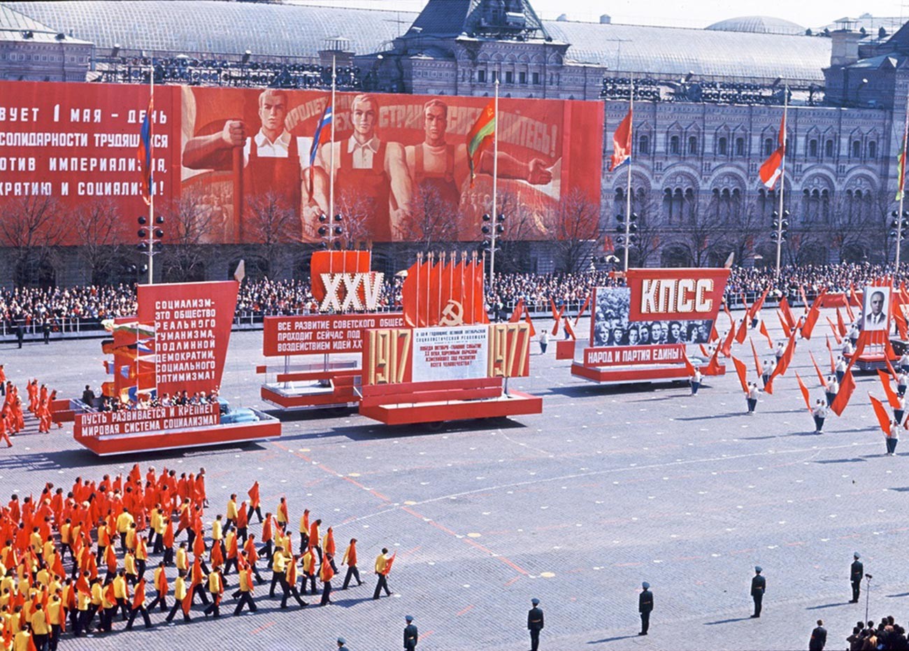 Атмосферные ФОТО первомайских демонстраций в СССР