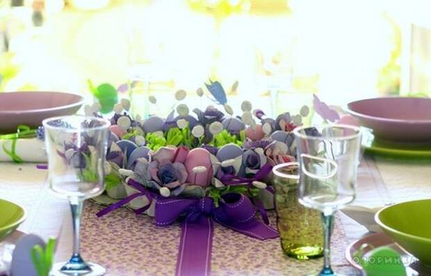 цветы из яичных лотков украшают праздничный стол