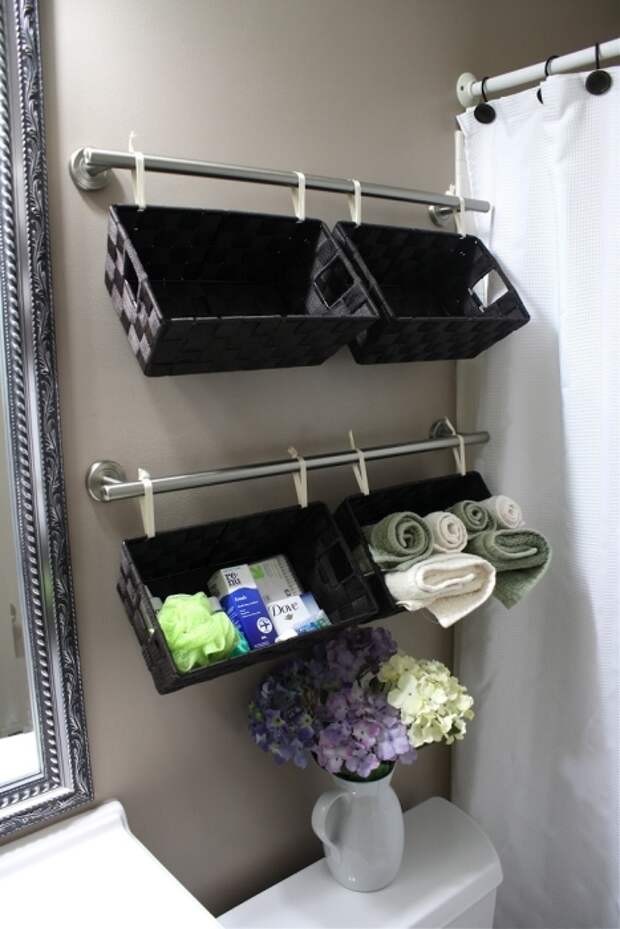 Небольшие плетёные корзины можно превратить в стильные и вместительные полки для полотенец. 