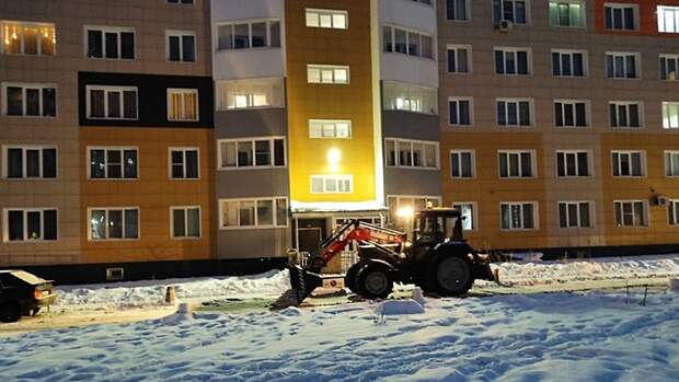 Барнаульцы возмущены уборкой чистой дороги на Никитина, хотя другие улицы завалены снегом