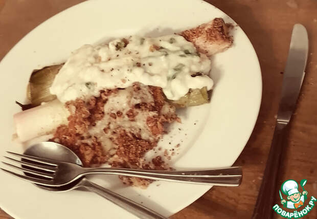 Лук-порей с соусом из петрушки