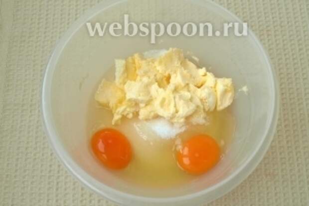 Яйца взбить с сахаром и мягким маслом (напомню что я готовила третью часть нормы).
