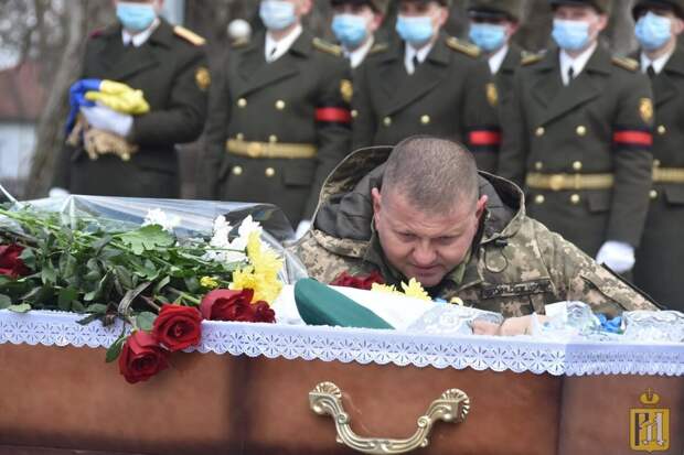 Командующий ВСУ Валерий Залужный заявил, что его помощник майор Геннадий Частяков погиб в свой день рождения в доме под Киевом «при трагических обстоятельствах».-3