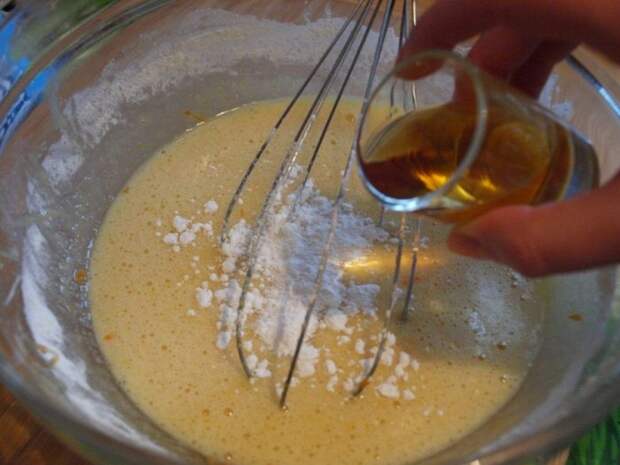 Тесто с добавлением коньяка будет более воздушным. Тесто с добавлением коньяка будет более воздушным.