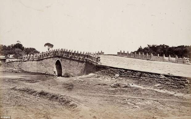 Пересечение воду: Мост Палу.  Фотостудия г Беато в Японии была уничтожена пожаром в 1866 году, но этот альбом предшествует, что