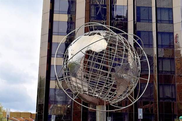 Справедливости ради, глобус в Нью-Йорке всё-таки появился, но совсем маленький. /Фото: pikist.com