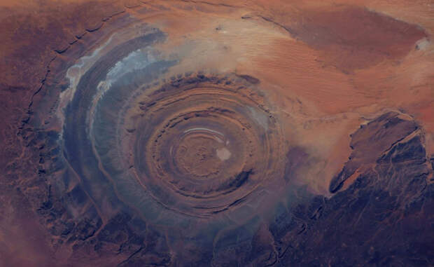 Глаз Сахары Глаз Сахары находится в Мавритании.  Ученые до сих пор пытаются понять, как сформировался этот странный спот. Космонавты используют его для корректировки своих полетов — пришельцы, если они существуют, вполне могут выбрать такое удобное и отдаленное местечко для первого приземления.
