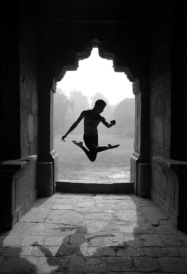 Третьим в номинации «Файн-арт» стал чилийский фотограф Николя Ипиньа (Nicolas Ipina) со снимком индийского танцора. Третьим в номинации «Файн-арт» стал чилийский фотограф Николя Ипиньа (Nicolas Ipina) со снимком индийского танцора.