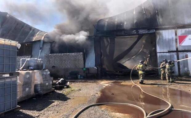 В Хабаровском крае загорелся склад на 2000 квадратных метрах