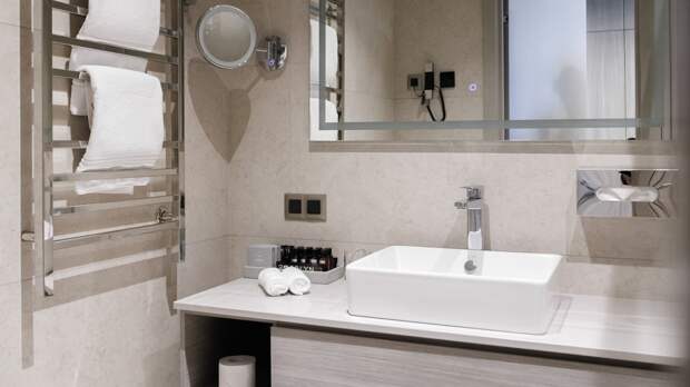 Вода уходит медленно? Забудьте про сантехника: как пробить засор в ванной за 5 минут