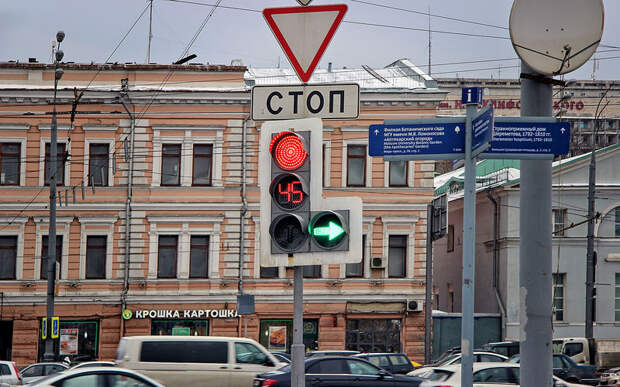 Для удобства водителей на светофорах применяются специальные табло, в которых указывается оставшееся в секундах время до переключения на другой сигнал. Чаще всего секундомер встроен в желтую секцию светофора. светофор