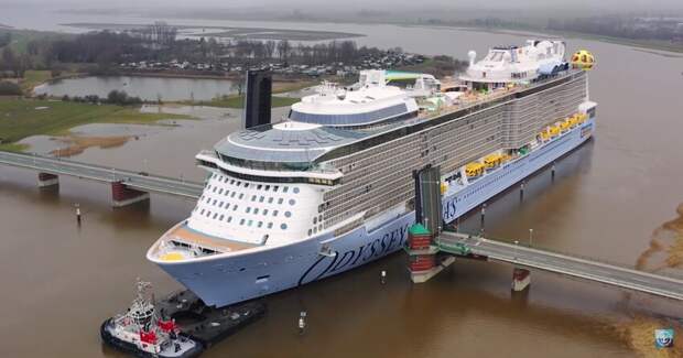 Круизная компания показала, как огромные океанские лайнеры перевозят по узким рекам