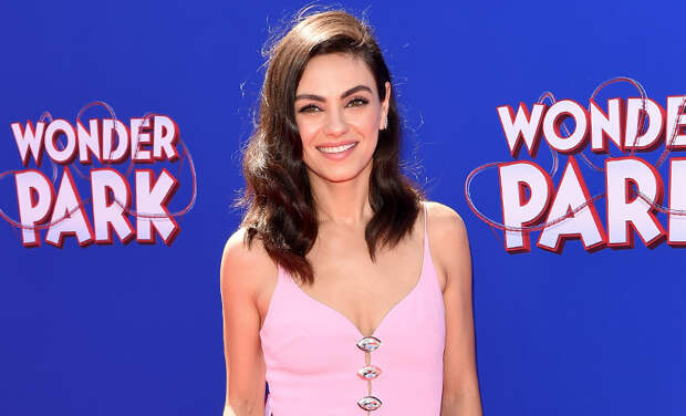 В отличной форме: Мила Кунис на премьере фильма "Волшебный парк Джун"