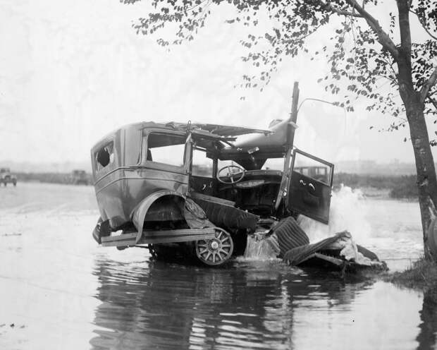 Трагичные и нелепые автомобильные аварии Бостона в 1930-х годах. Фотограф Лесли Джонс