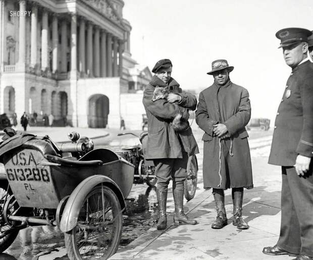 Мотоциклисты с пойманным лисенком (Вашингтон, 1919 год) авто, мото, мотоцикл, мотоциклы, олдтаймер, ретро техника, ретро фото, фото