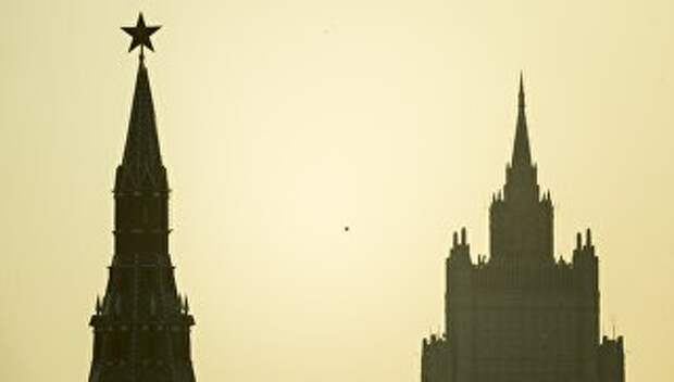 Водовзводная башня Московского Кремля и высотное здание министерства иностранных дел РФ. Архивное фото