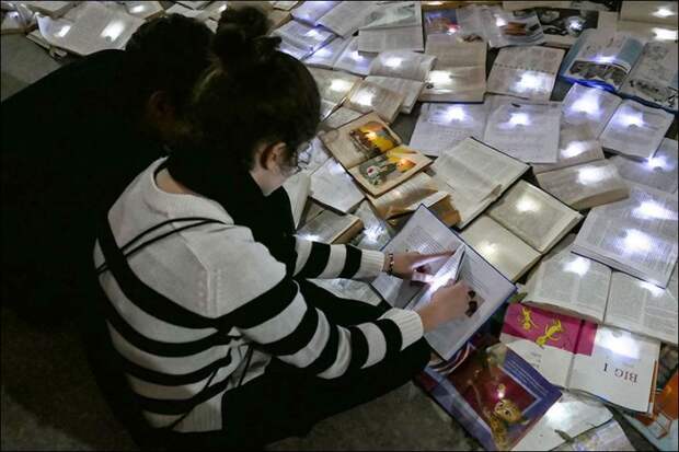 Река из 10 000 светящихся книг в Торонто