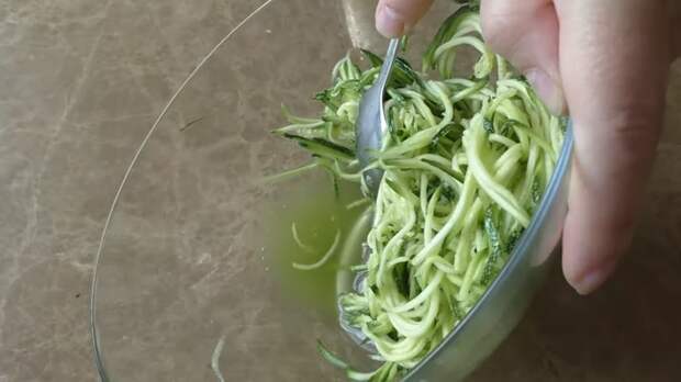 Кабачковые оладьи в корейском стиле Еда, Оладьи, Вкусно, Готовим дома, Другая кухня, Приготовление, Кабачок, Цукини, Видео, Длиннопост
