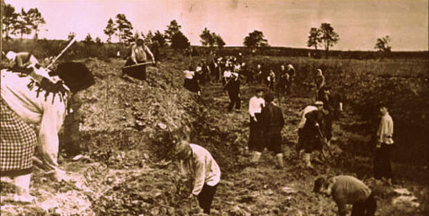 Могилевчане копают противотанковые рвы под Могилевом. 1941 г.