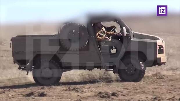 Бойцы ВС России показали автомобили для передвижения в "красных зонах" БПЛА