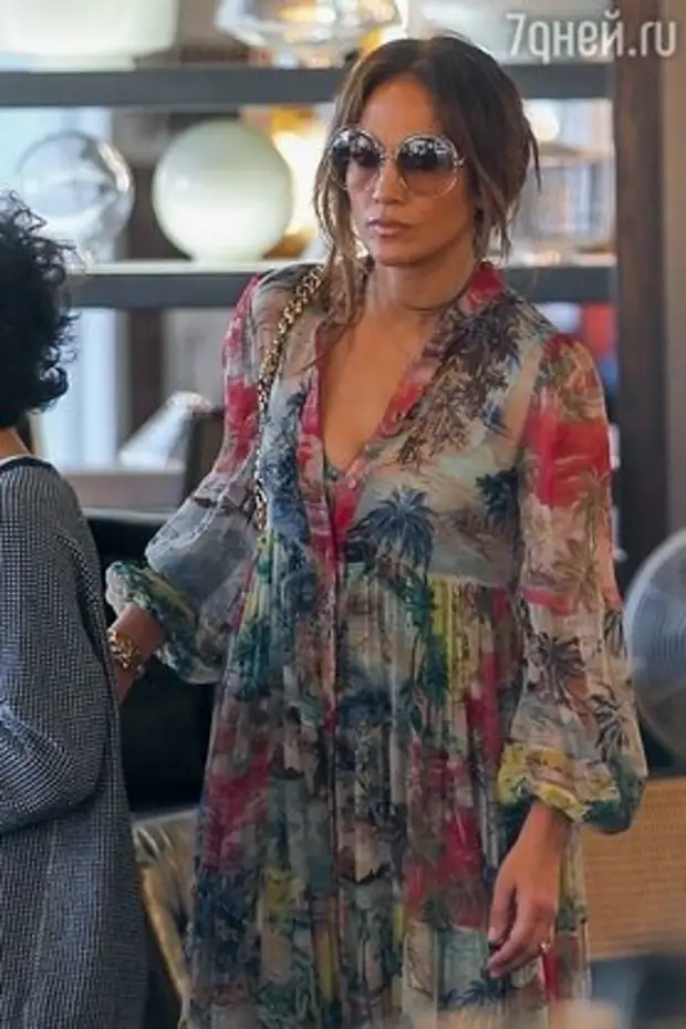 Что скрывает Дженнифер Лопес: на руке певицы обнаружилось «подозрительное» кольцо