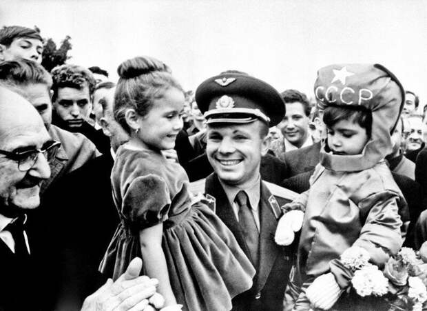 Юрий Гагарин во время своего визита во Францию, 1963 год. история, ретро, фото