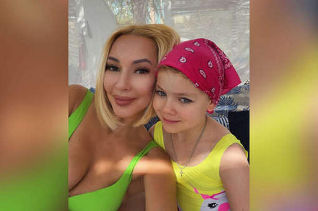 Ведущая Лера Кудрявцева выложила фото в купальнике с дочерью
