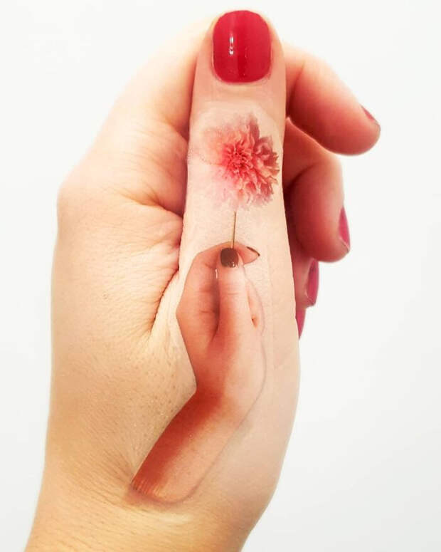 Художница использует свои руки в качестве холста