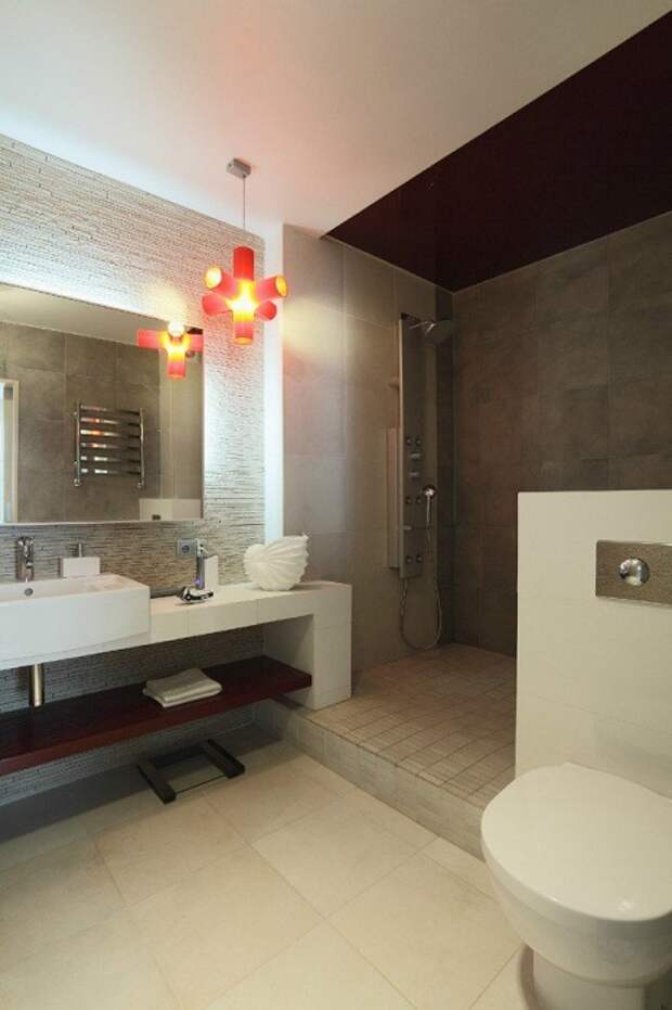 Хороший вариант создать просторную ванную комнату, если позволяет площадь и отлично укомплектовать её.