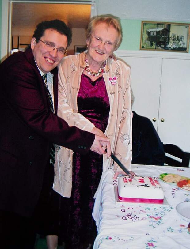 83-летняя прабабушка и 44-летний музыкант 14 лет в браке. Он ей играет на органе, а она заботится о нем