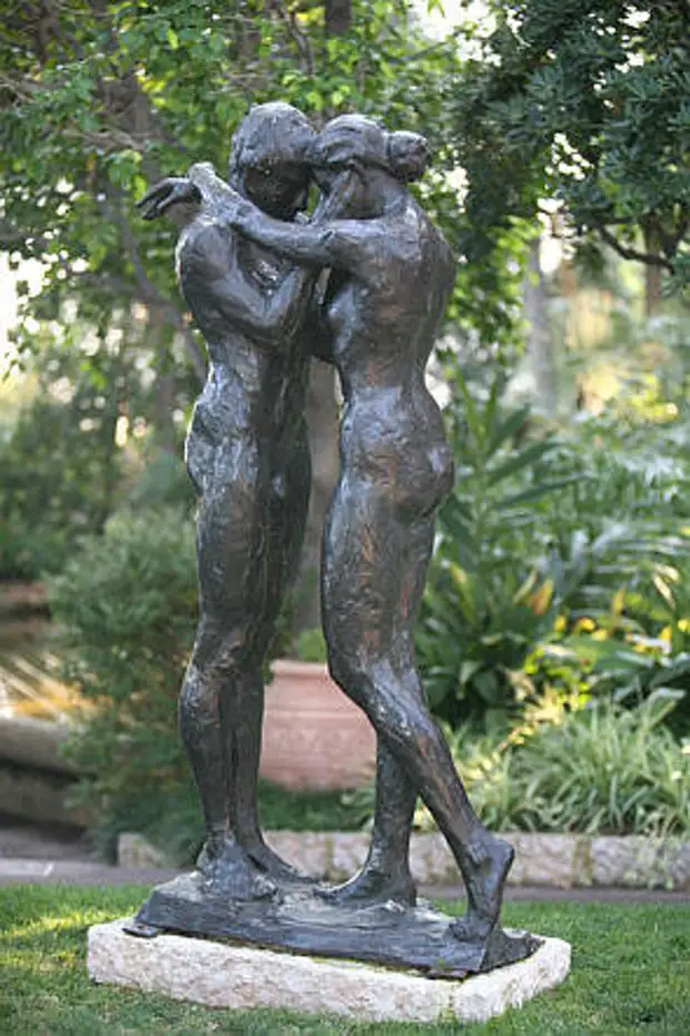 Искусство садовых скульптур, раскрывающее глубину и важность любви в нашей жизни