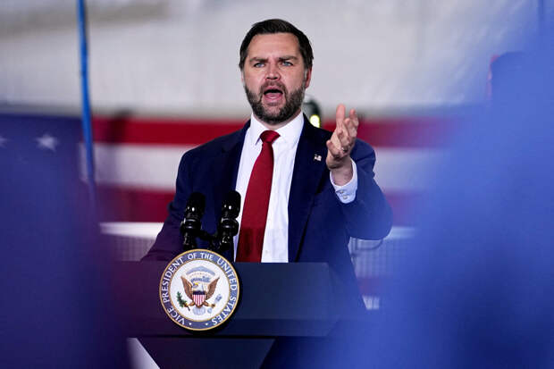 В сети вспомнили слова Вэнса о высокой цене нападения США на Иран