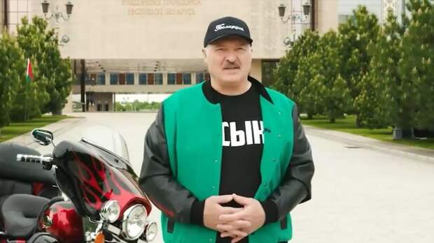 Президент Белоруссии Лукашенко поздравил выпускников школ в футболке с надписью «сын»