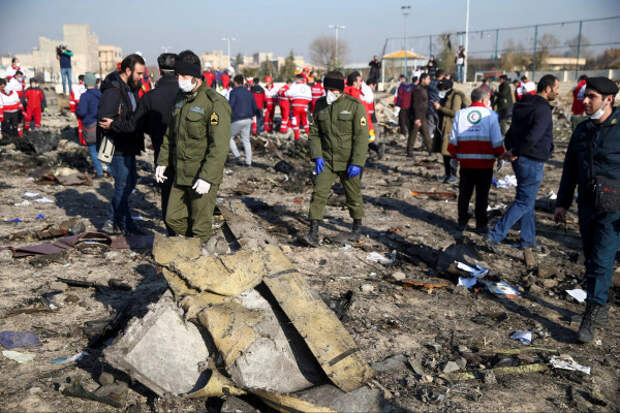 Власти Украины считают, что авиалайнер, потерпевший крушение в Иране, мог быть сбит зенитной ракетой