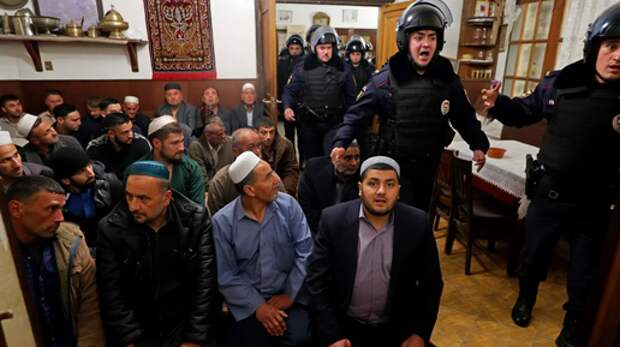 Полиция наведалась в узбекское кафе, но они никак не ожидали увидеть там такое скопление людей