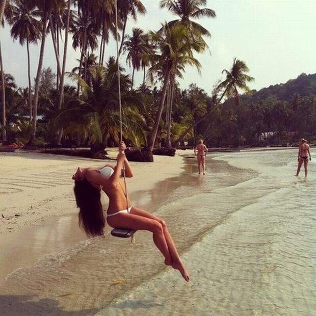 Девушки на пляже