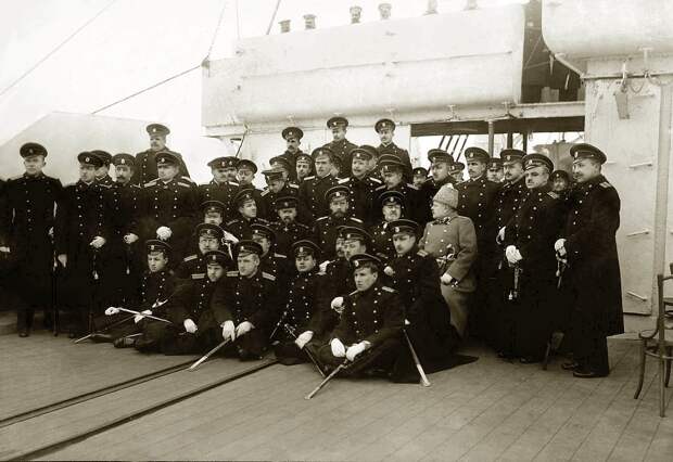 Николай Второй с офицерами штаба БФ. Крейсер «Россия» 1915. Предатель если не каждый, то через одного. 