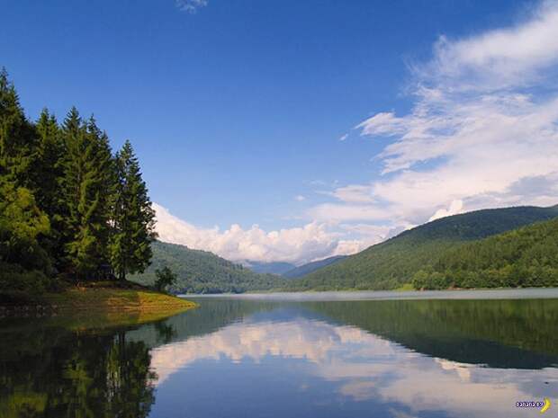 Уничтоженная красота озера в горах