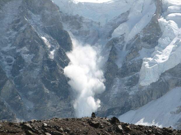 12. Самая смертоносная катастрофа на горе произошла в апреле 2015 года, когда лавина, вызванная землетрясением в Непале, унесла жизни по меньшей мере 22 человек