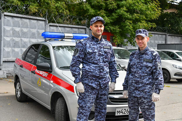 Вадим Рассоленко и Раиль Задиханов выехали на срабатывание сигнализации, а попали на пожар// Д. Афанасьев