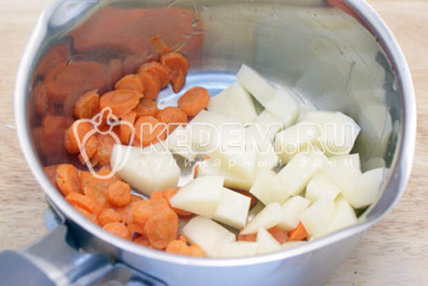 Морковь и  картофель очистить. Морковь нарезать кружочками, картофель нарезать кубиками. Сложить в кастрюлю. - Грибной суп. Фото рецепт приготовление грибного супа.