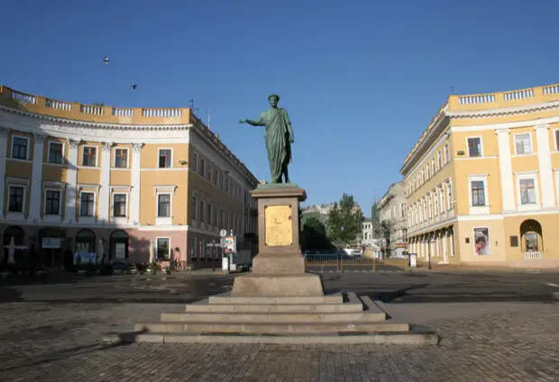 Одесситка не побоялась выйти с флагом России в центре города. Украинские силовики оказались бессильны перед ней