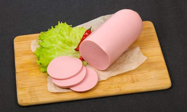 Названы марки колбасы «Докторская» ГОСТ с микробами и субпродуктами внутри