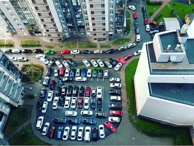 Верховный суд РФ запретил оставлять автомобили во дворах жилых домов.
